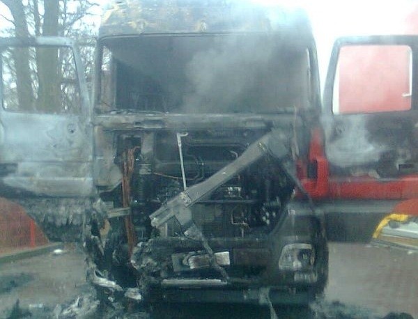 Ciągnik siodlowy mercedes splonąl w środe w Dancu.