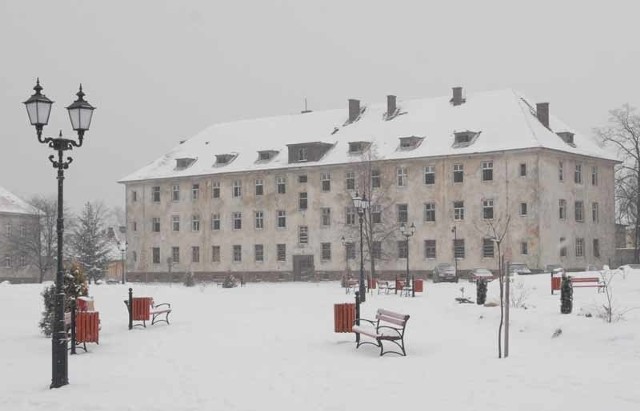 W tym pokoszarowym budynku powstaną 42 mieszkania, które w dużej mierze pozwolą rozwiązać problem braku lokali w mieście