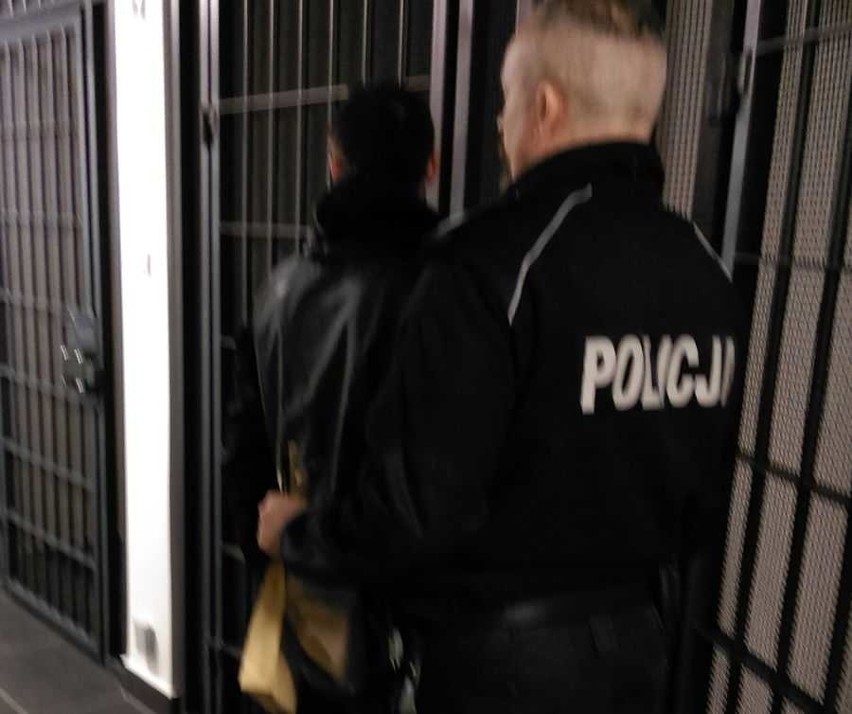 Ukradli paczki kurierowi w Gdańsku. Gdy odchodzili z łupami, zobaczył ich policjant