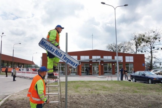 Budowa nowej Hali Targowej trwała ponad rok. W poniedziałek, podczas jej oficjalnego otwarcia, pracownicy zarządzającego obiektem MPGKiM dokręcili ostatni ważny element &#8211; podarowany przez miasto drogowskaz.