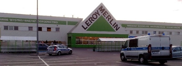 Hipermarket Leroy Merlin Białystok ściśle obstawiony przez policję.