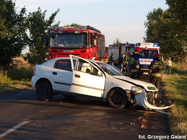 Dwie kobiety, które podróżowały oplem z obrażeniami ciała trafiły do szpitala w Białogardzie, kierowcy bmw nic poważnego się nie stało.