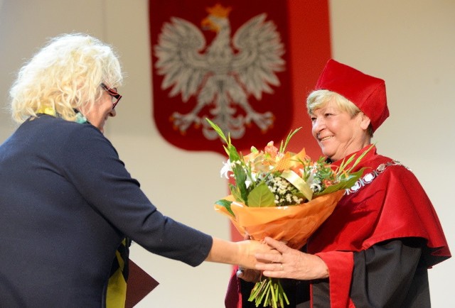 To już 26. inauguracja roku akademickiego na Zielonogórskim Uniwersytecie Trzeciego Wieku. Pewne jest jedno. Z roku na rok studentów przybywa!- Na tę chwilę mamy 1470 osób na Zielonogórskim Uniwersytecie Trzeciego Wieku - mówiła podczas wczorajszej inauguracji roku Zofia Banaszak, prezes ZUTW. - Średnia wieku członków zwyczajnych naszego UTW do 69 lat. Na nowy rok akademicki przyjęto 104 nowych słuchaczy - w tym 90 kobiet, mężczyzn, ale za to jakich, 14. Średnia wieku tych przyjętych nowych słuchaczy to... 56 lat!ZUTW więc z roku na rok nie tylko ma coraz więcej studentów, ale i młodnieje! A słuchacze? Każdy jest wyjątkowy. I każdy wnosi do tej licznej grupy coś wartościowego.- To już moja trzecia inauguracja - mówi Ewa Nowak, która na uroczystości przybyła razem z siostrą. - Na uniwersytecie korzystam z gimnastyki, mogę dowiedzieć się czegoś więcej o zdrowiu. Chodzę na wykłady właśnie o zdrowiu, interesuje mnie też styl kobiety, bo jednak w tym wieku jeszcze chce się wyglądać!- Ja się dopiero zapisałam - dodaje pani Bogusia . - To właśnie siostra mnie przekonała do ZUTW. Jak się przechodzi na emeryturę, to trzeba być nadal aktywnym, znaleźć sobie zajęcie. Zobaczę, jakie są programy i na pewno wiele skorzystam.- Który to już mój rok na Zielonogórskim Uniwersytecie Trzeciego Wieku? - zastanawia się pani Teresa. - Oj, chyba będzie już szesnasty! Chodzę na zajęcia z szydełkowania, uczęszczałam też na plastykę, ale dałam sobie spokój - dodaje ze śmiechem studentka.Wanda Janowska od lat śpiewa zaś w chórze Moderato, przy uniwersytecie. - Dlaczego zdecydowałam się w nim działać? - zastanawia się pani Wanda. - Skończyła się praca a czas jakoś trzeba było sobie zagospodarować. A, że zawsze lubiłam śpiewać, to jest dobra metoda na spędzanie wolnego czasu. Uniwersytet Trzeciego Wieku to jest wynalazek niesamowity. Ktoś, kto go wymyślił powinien dostać pokojową nagrodę Nobla. Za to wyciągniecie osób i możliwość spotkania z drugim człowiekiem.Przeczytaj również: Lubuskie. Park rozrywki w Kownatach największy w Polsce