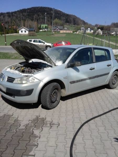 Cieniawa. Pożar samochodu osobowego na sklepowym parkingu