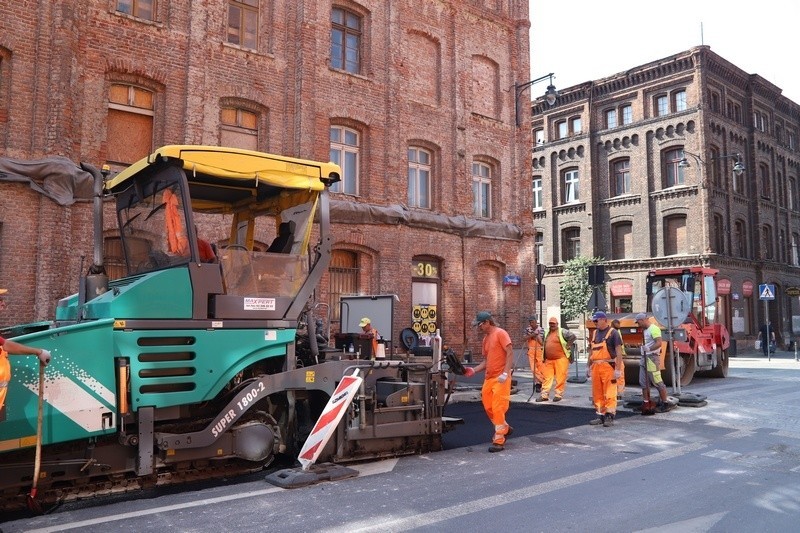 Remont ul. Ogrodowej. Drogowcy kładą asfalt na południowej...