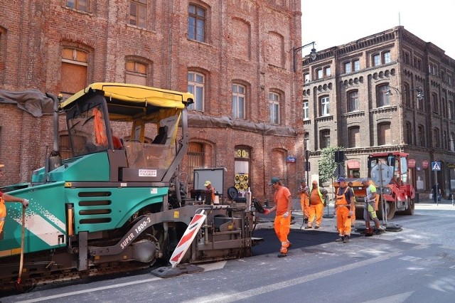 Remont ul. Ogrodowej. Drogowcy kładą asfalt na południowej części jezdni.