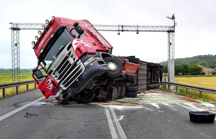 Samochód ciężarowy przewrócił się pod Pniewami. Droga 92...