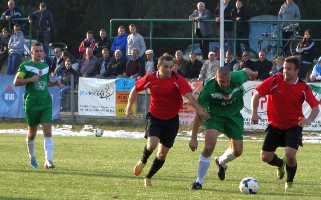 Dwie bramki dla Prochu Pionki w meczu w Garbatce strzelił Michał Kowalczyk (w zielonej koszulce). Często musiał sobie radzić nawet z dwoma obrońcami Plonu, z lewej Piotr Sałek, a z prawej Kamil Marszałek.
