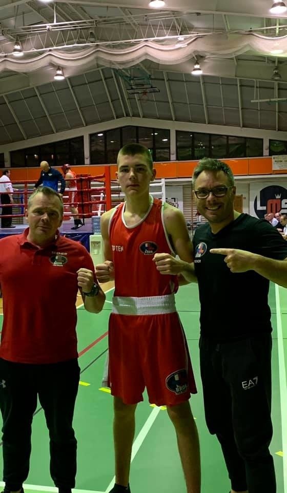 (ZDJĘCIA) Trzy medale dla Radomia w mistrzostwach Polski młodzików w boksie. Sukces najmłodszego trenera!