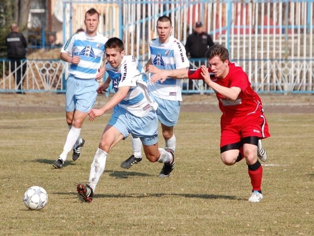 Unia Nowa Sarzyna (na czerwono) uległa u siebie Karpatom Krosno 0-2 po bramkach Fydrycha i Meiera.