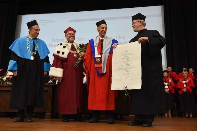 Wyjątkowym momentem inauguracji było wręczenie doktoratu honoris causa prof. Konradowi Koernerowi