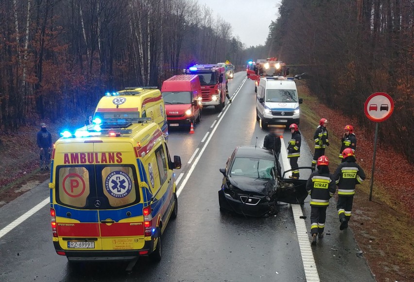 Czołowe zderzenie busa i samochodu osobowego między Widełką a Głogowem Małopolskim