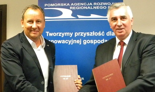 Dokument podpisali, od prawej: Mirosław Kamiński, prezes PARR SA i Marek Szpakowicz, prezes Poldan-Net