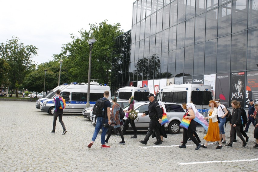 Marsz Równości, Płock 2019 ZDJĘCIA 10.08 Na końcu doszło do starcia policji z kontrmanifestantami