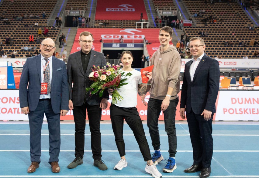 Lech Leszczyński (od lewej) w gronie wręczających nagrodę...