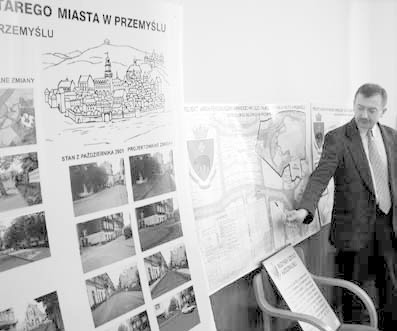 Jacek Cielecki, dyrektor Zarządu Dróg Miejskich, prezentuje prace planowane na przemyskiej starówce. 