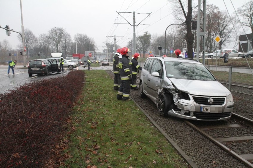 Wypadek na Osobowickiej. Kobieta w ciąży w szpitalu