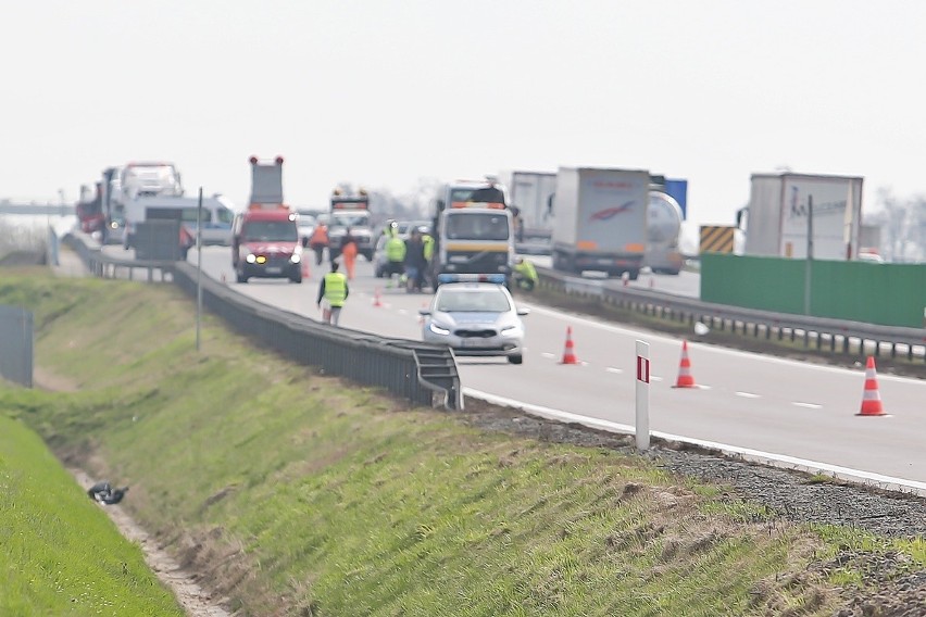 Tir staranował policyjny radiowóz i busa. Jeden z...