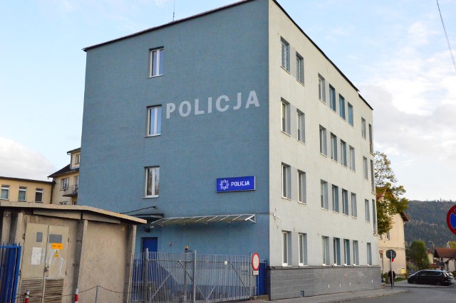 Fot. Czworo z zatrzymanych w poniedziałek policjantów pracuje w KPP w Myślenicach. Pozostali zatrzymani pracowali tu kiedyś, a dziś są już poz służbą.