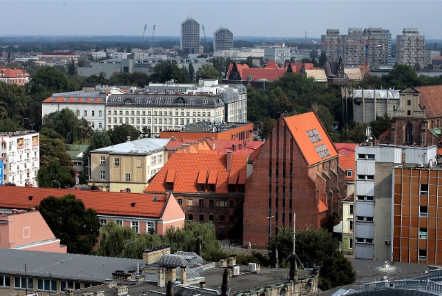 We Wrocławiu od nowego roku podrożały m.in. podatki od nieruchomości i opłaty za wywóz śmieci. Ile i za co zapłacimy więcej? Zobacz nowe stawki po podwyżkach pod opisami zdjęć w galerii - kliknij w zdjęcie i posługuj się strzałkami lub myszką, aby przejść dalej