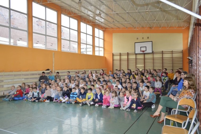 Kapela góralska wystąpiła w szkole w Pawłowie. Były wspólne śpiewy i tańce