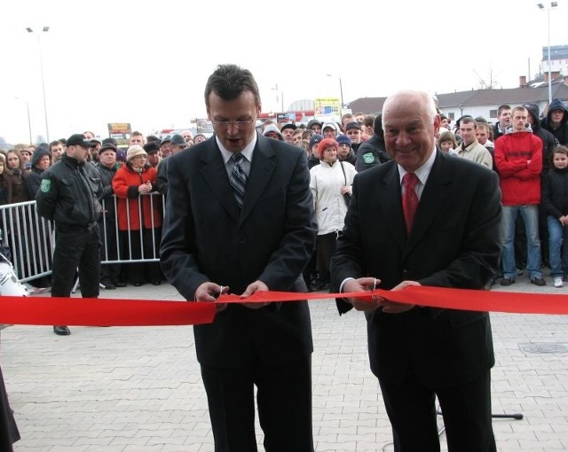 Galerię Sandomierz otworzyli: burmistrz Jerzy Borowski  i Artur Tłustochowski, prezes Zarządu Centrum Handlowego Sandomierz sp. z o.o.