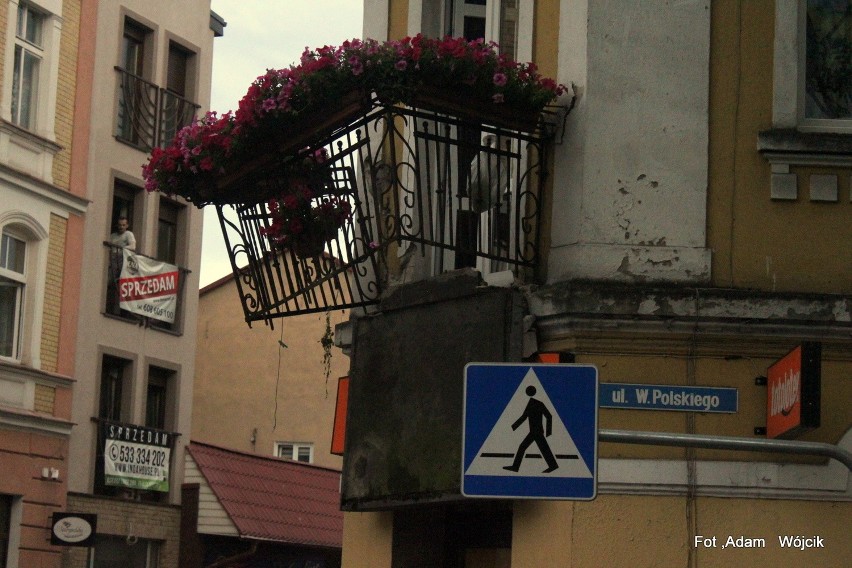 W Białogardzie zawalił się balkon. Jedna osoba ranna [zdjęcia]