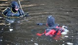 Zwłoki w Parku Lubomirskich w Białymstoku. Ciało kobiety wydobyto ze stawu