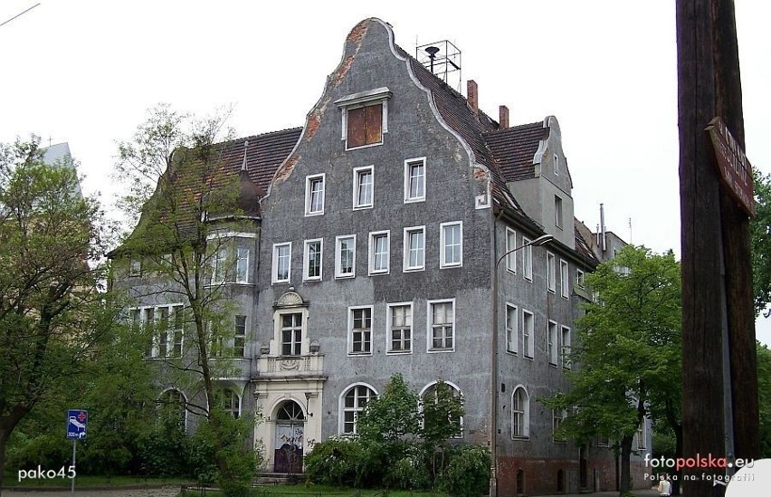 Brochów otrzymał prawa miejskie w 1939 roku. W budynku ze...