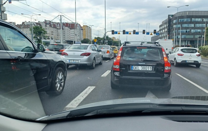 Chaos na dużym skrzyżowaniu we Wrocławiu. Przyczyną awaria...