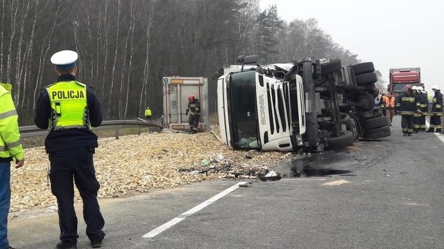 Zestaw leżał w poprzek drogi, a z naczepy wysypał się kamień, blokując przejazd na Katowice.