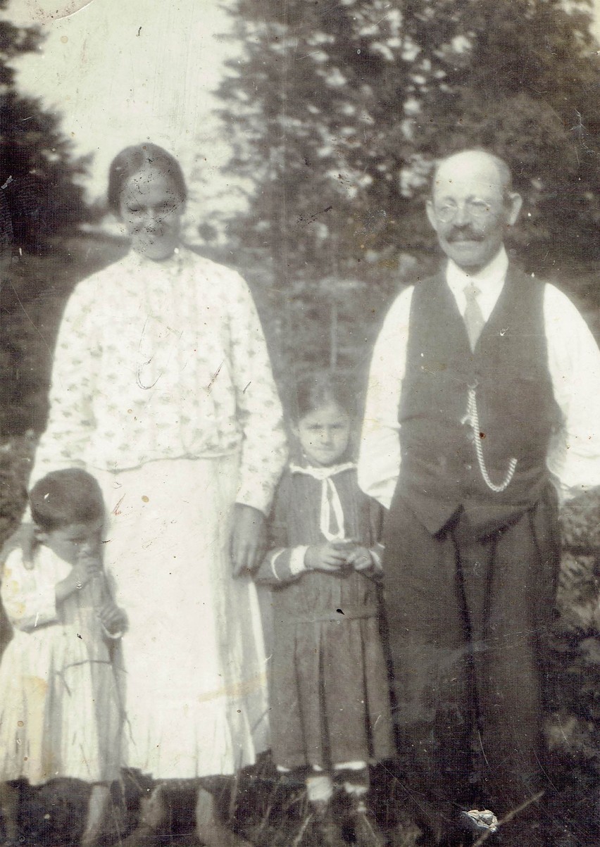 Stefania i Jan Buchałowie z dziećmi, z lewej Marcin i...