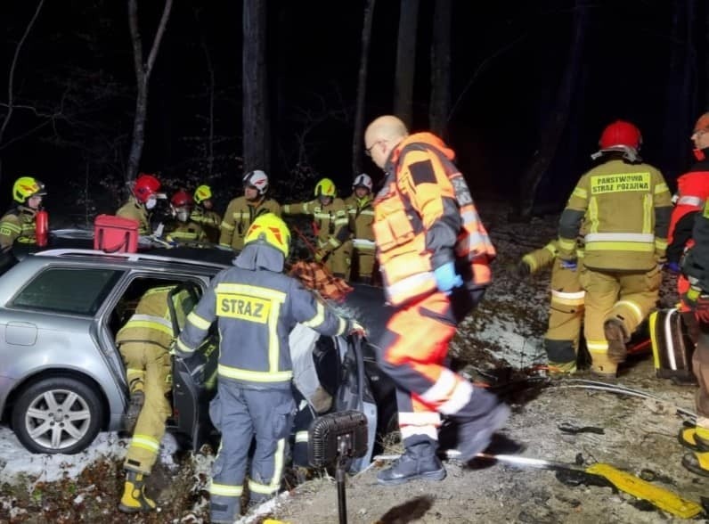 Poważny wypadek k. Czapielska (gm. Kolbudy, p. gdański) 3.02.2022. W wyniku zderzenia ranne zostały osoby. Droga zablokowana