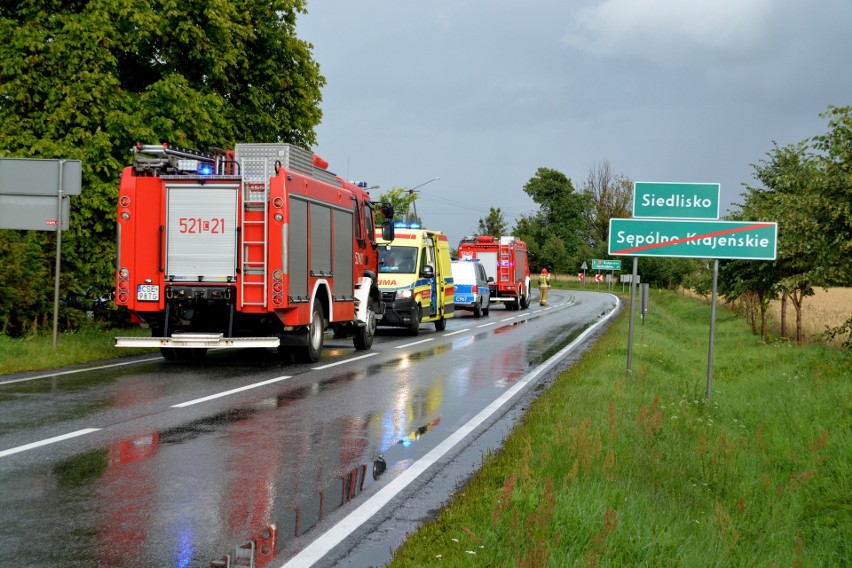 Wypadek na drodze Bydgoszcz - Sępólno Krajeńskie. Audi uderzyło w drzewo [zdjęcia]