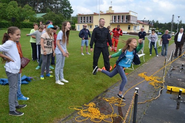 Jedną z konkurencji przygotowanych przez policyjnych wodniaków był rzut rękawem ratowniczym do wody tak, by spadł jak najbliżej koła.  Tylko nieliczni osiągali w tym dobre wyniki.