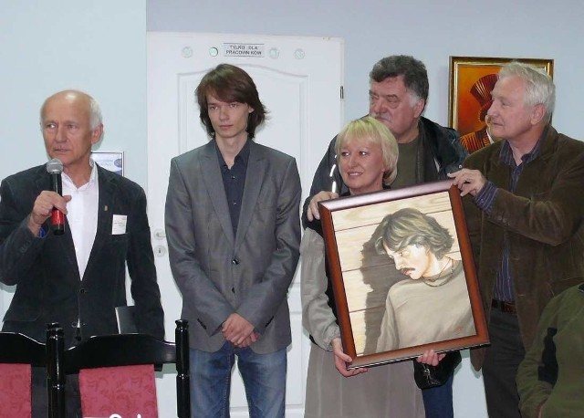 Rodziny Nowaków i Miodowiczów ufundowały portret Wojtka Belona, który zawiśnie na stałe w pałacu Wielopolskich w Chrobrzu, gdzie eksponowane są pamiątki związane z Bardem Ponidzia.