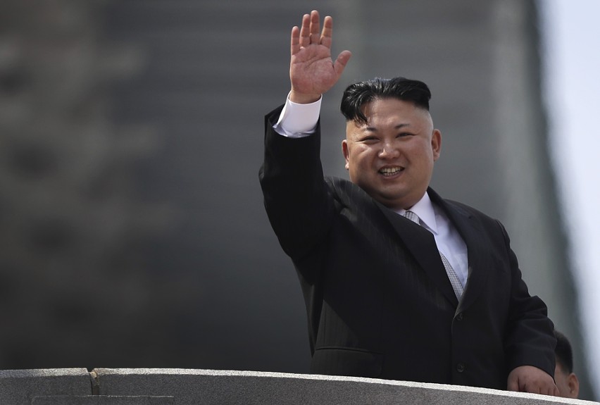 Korea Północna świętuje 105. rocznicę urodzin Kim Ir Sena: Parada wojskowa w Pjongjangu [ZDJĘCIA]