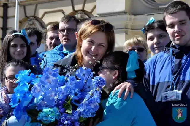 Magdalena Majka, zastępca prezydenta miasta otrzymała kwiaty w kolorze niebieskim