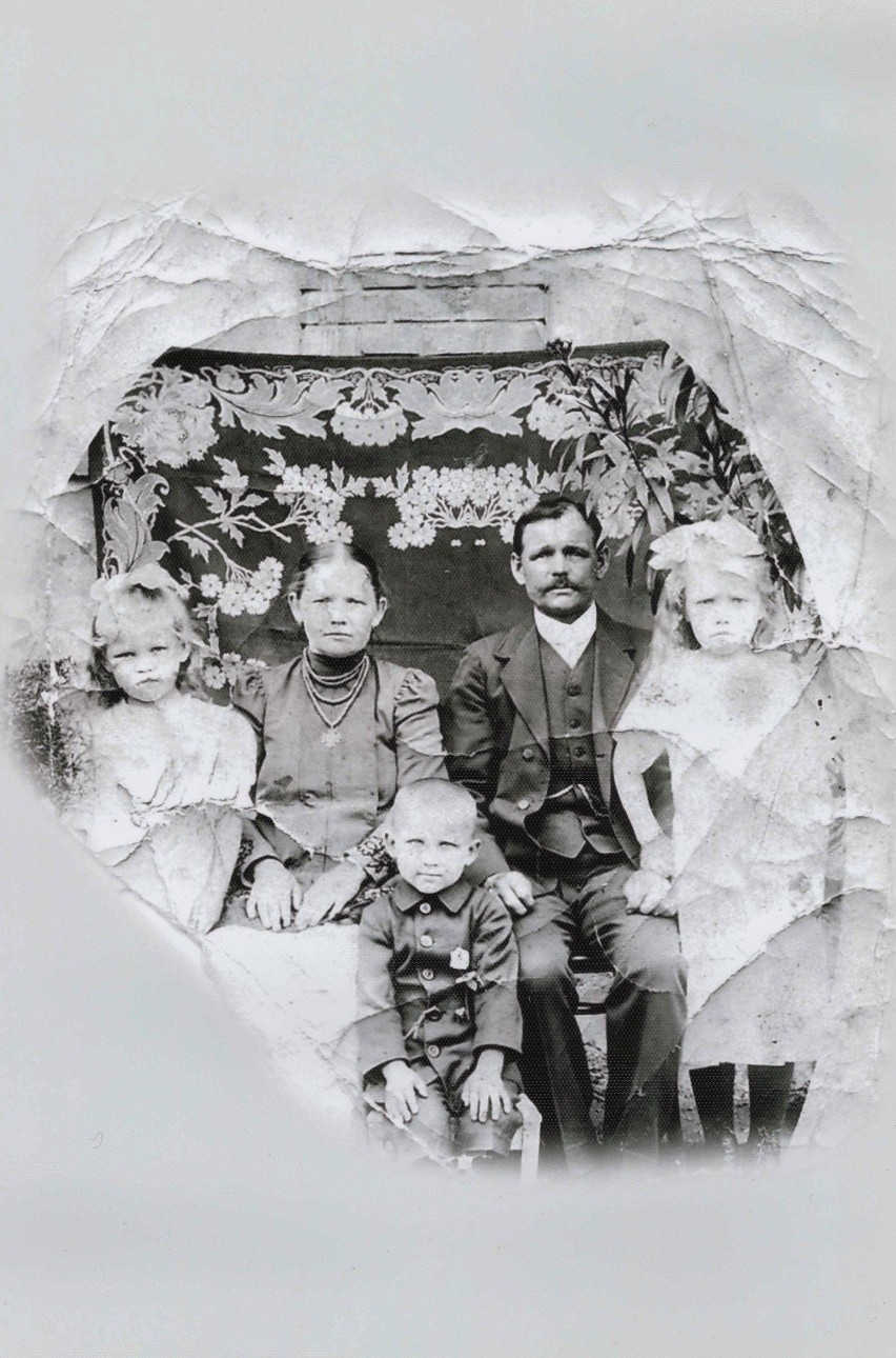Karolina i Józef Włoszkowie z dziećmi na zdjęciu z lat 20....