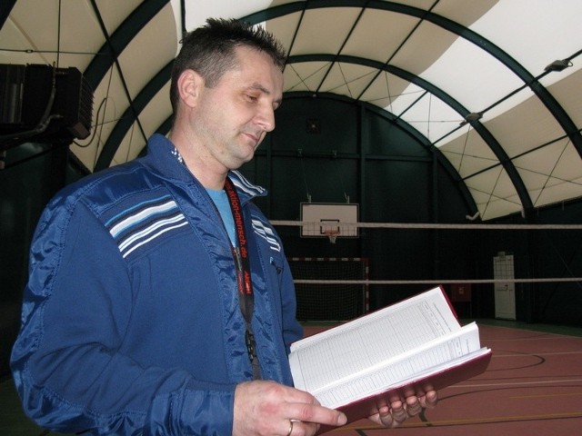 Ireneusz Płaczkowski, nauczyciel wychowania fizycznego, w nowej sali sportowej Szkoły Podstawowej w Świerznie.
