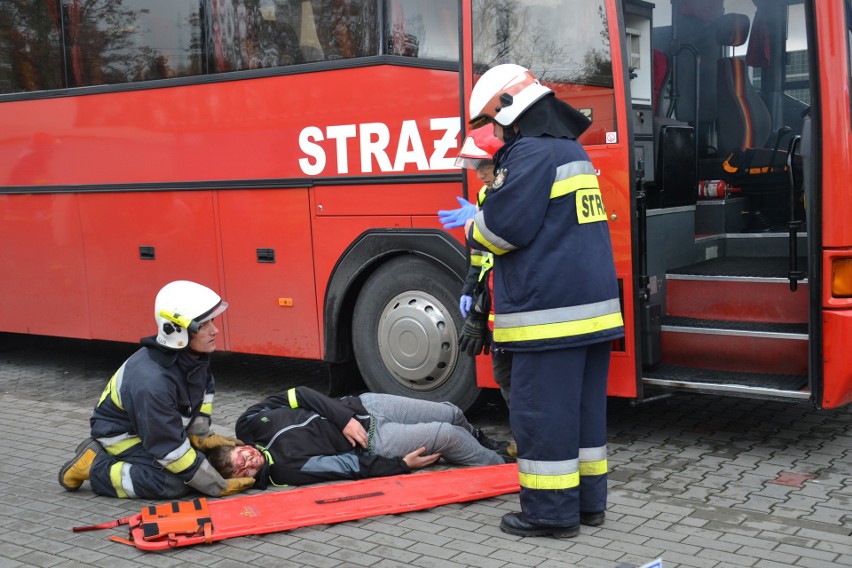 Przy autostradzie A1 w Żorach autobus stanął w ogniu. Strażacy wyciągali rannych ZDJĘCIA