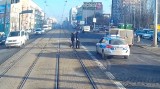Przykład idzie z Legnicy. Policjant znów wstrzymuje ruch i pomaga