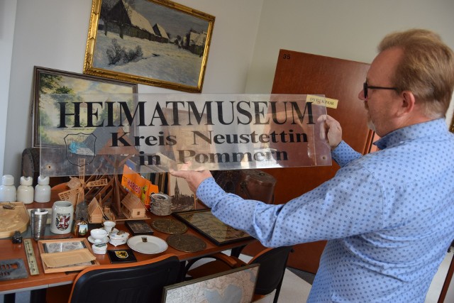 Dyrektor Ireneusz Markanicz pokazuje tabliczkę ze zlikwidowanego Heimatmuseum w Eutin