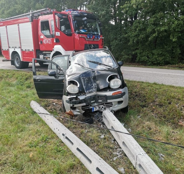 Matiz uderzył w latarnię i ściął ją