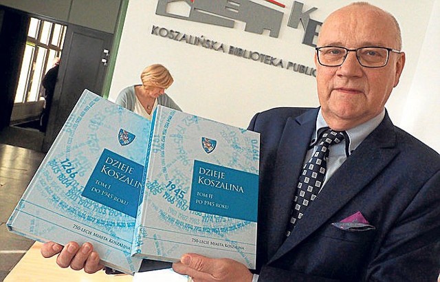 Andrzej Ziemiński, dyrektor KBP, prezentuje publikację „Dzieje Koszalina po 1945 roku” 