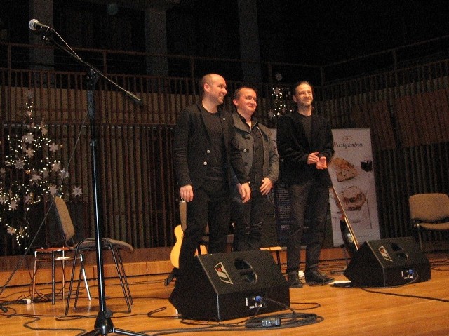 Mistrzowie gitary &#8211; od lewej &#8211;Marek Napiórkowski, Jacek Królik i Jarosław Dzień &#8211; dziękują za brawa. Były one naprawdę zasłużone.