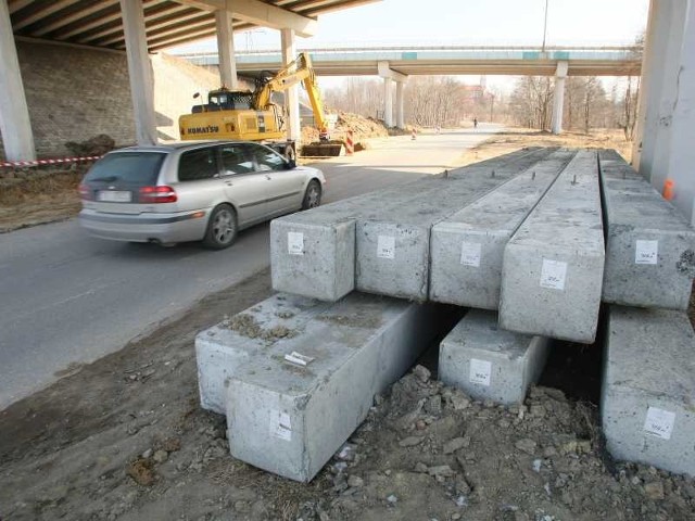 Podpis: Po zmroku nieuważny kierowca jadący ulicą Łódzką w rejonie obwodnicy w Kielcach może wjechać w betonowe pale.