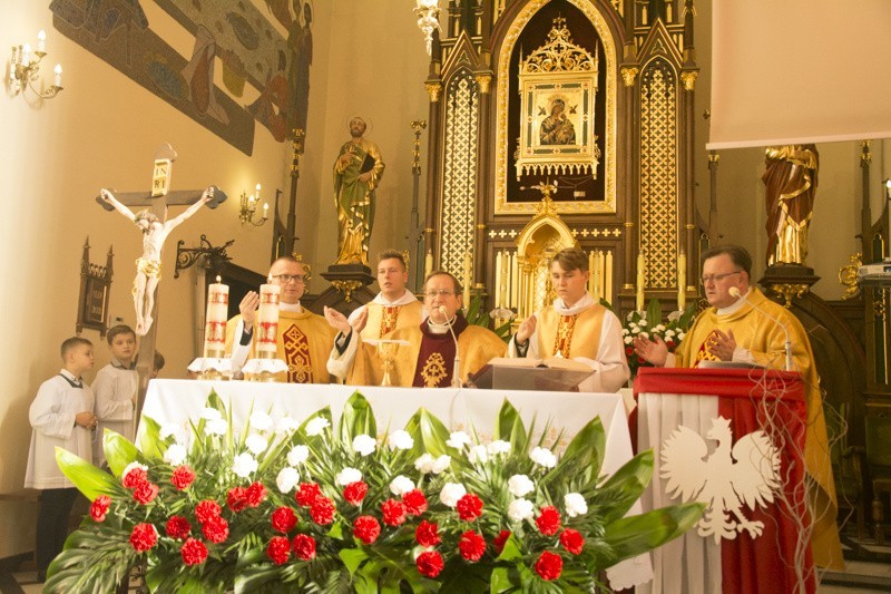 Stulecie Odzyskania Niepodległości w gminie Iwaniska. Świętowano z pieśniami i tańcami patriotycznymi 