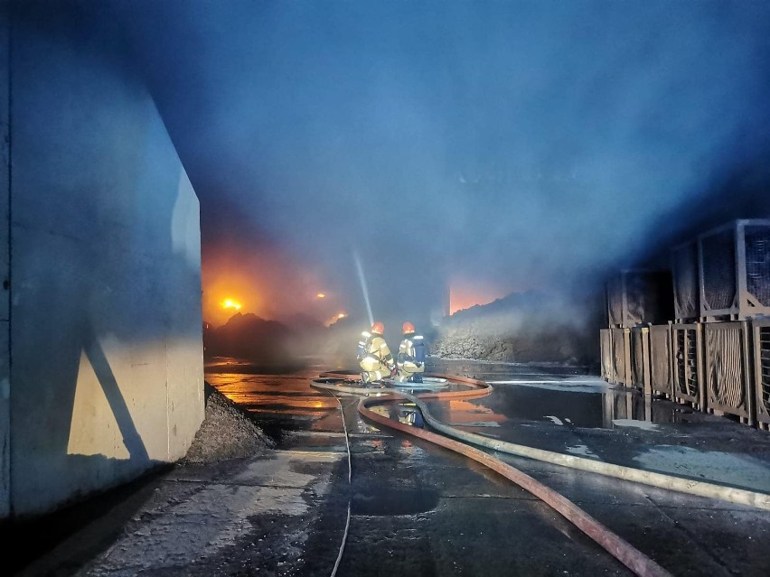 Trwa gaszenie pożaru hali produkcyjnej w Mikołowie.