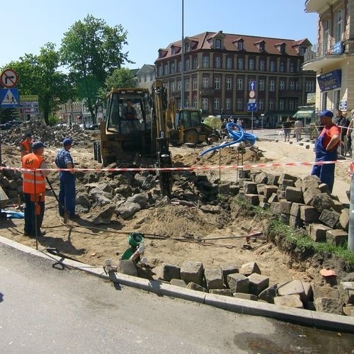 Pracownicy firmy Drogi i Mosty podczas prac remontowych przy ul. Wojska Polskiego.